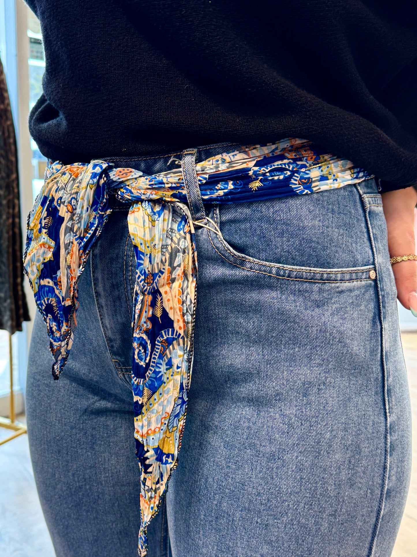 Jean avec foulard à la taille