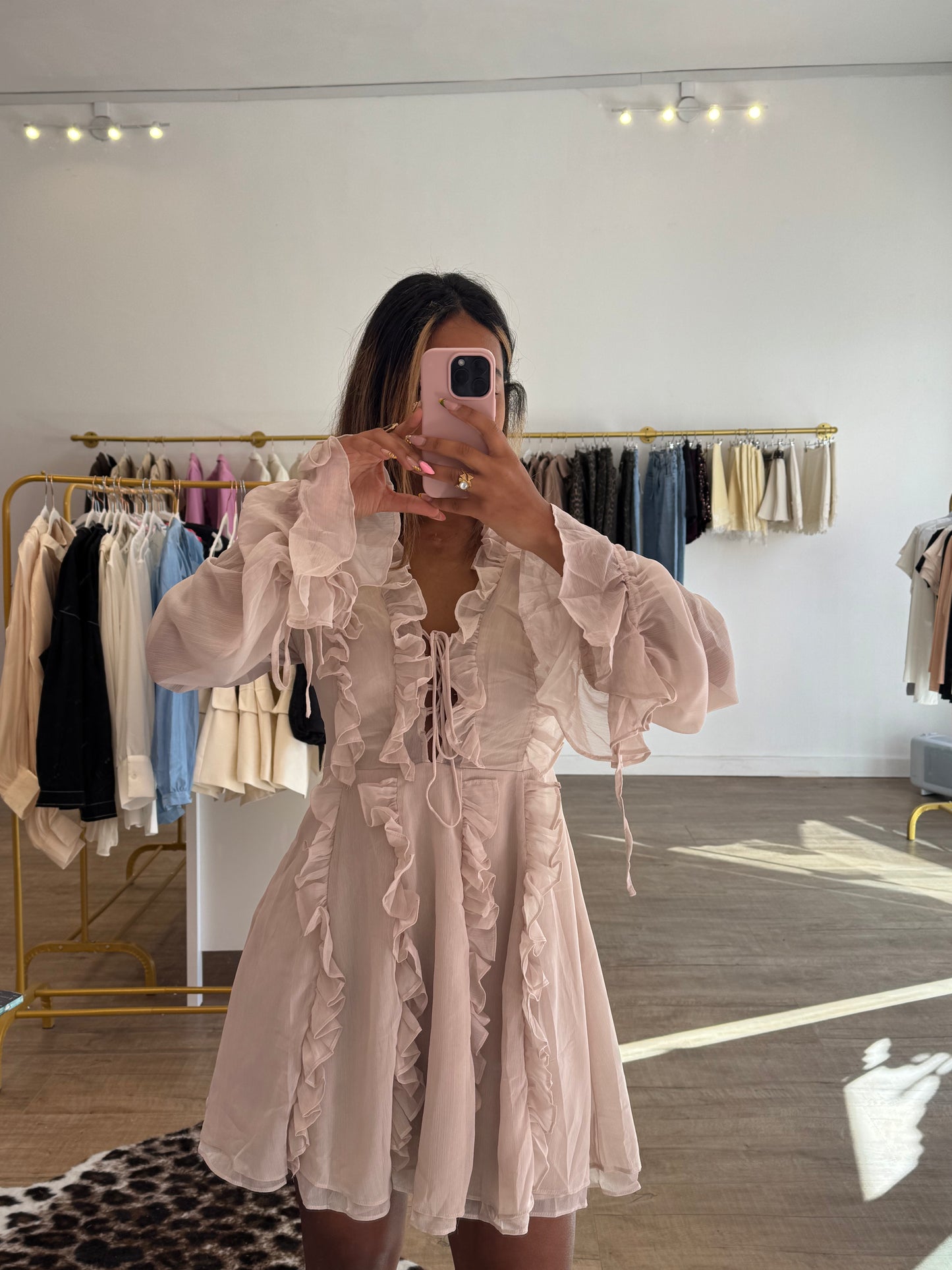 Robe fluide à volants et lacée au buste