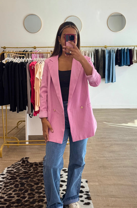 Blazer rose à boutons dorés
