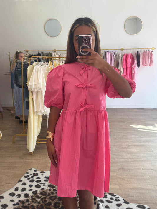 Robe rose à manches bouffantes