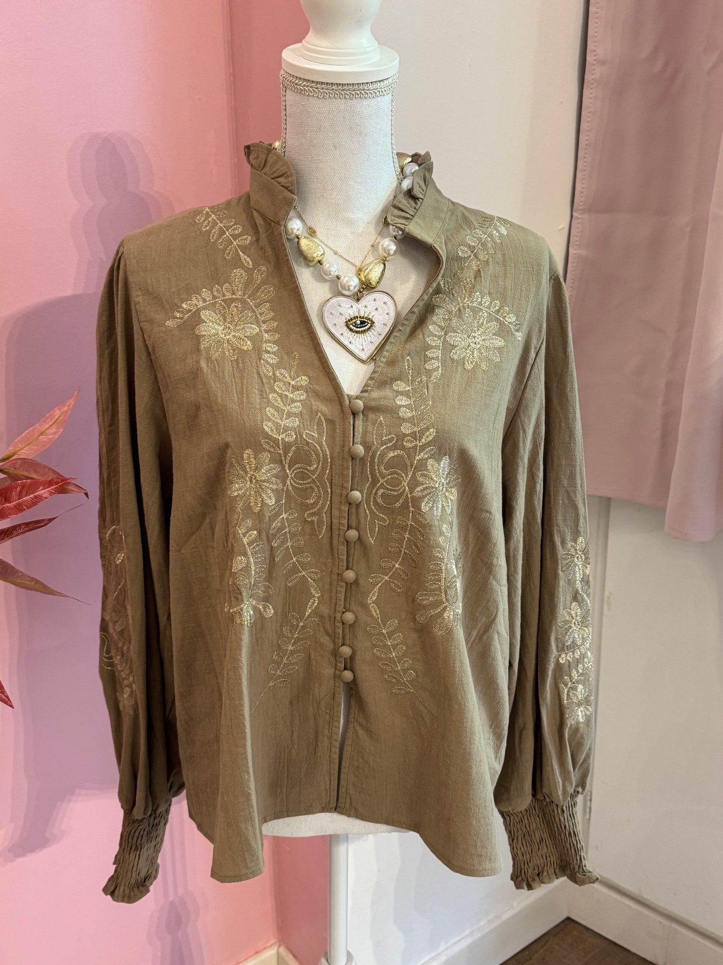 Chemisier avec broderies dorées