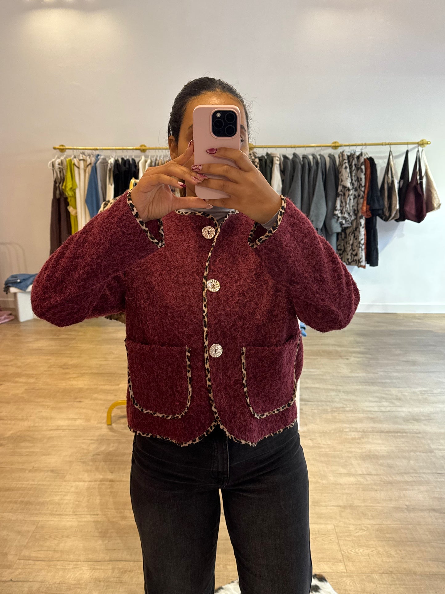 Veste fine bordeaux à boutons dorés et détails léopard