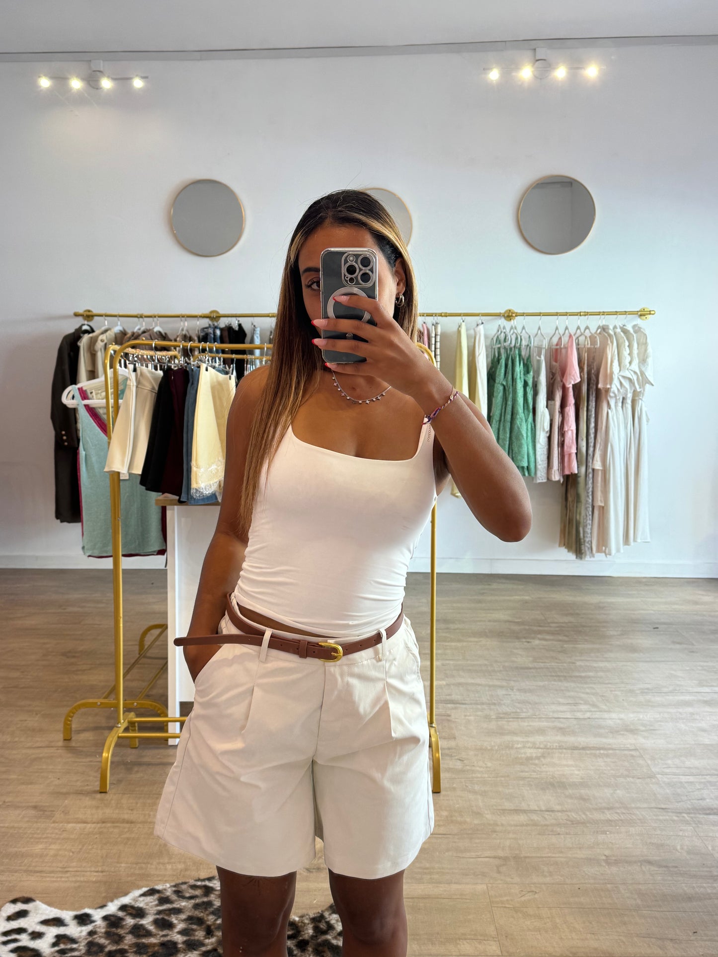 Bermuda crème avec ceinture marron à boucle dorée