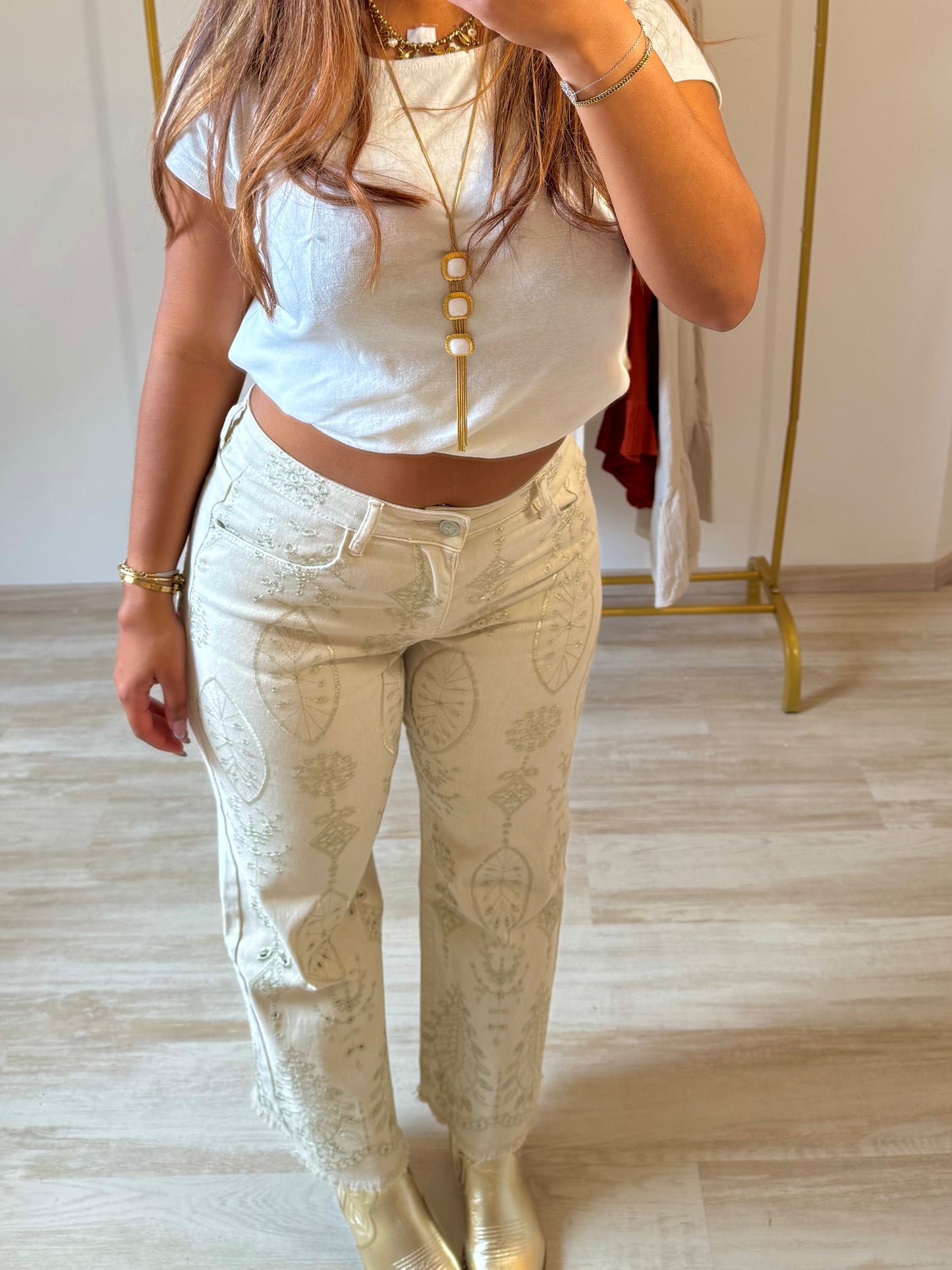 Pantalon à broderies dorées