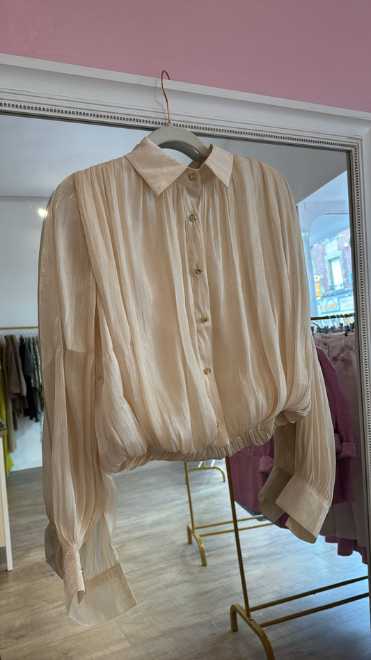 Chemisier beige à boutons dorés brillants