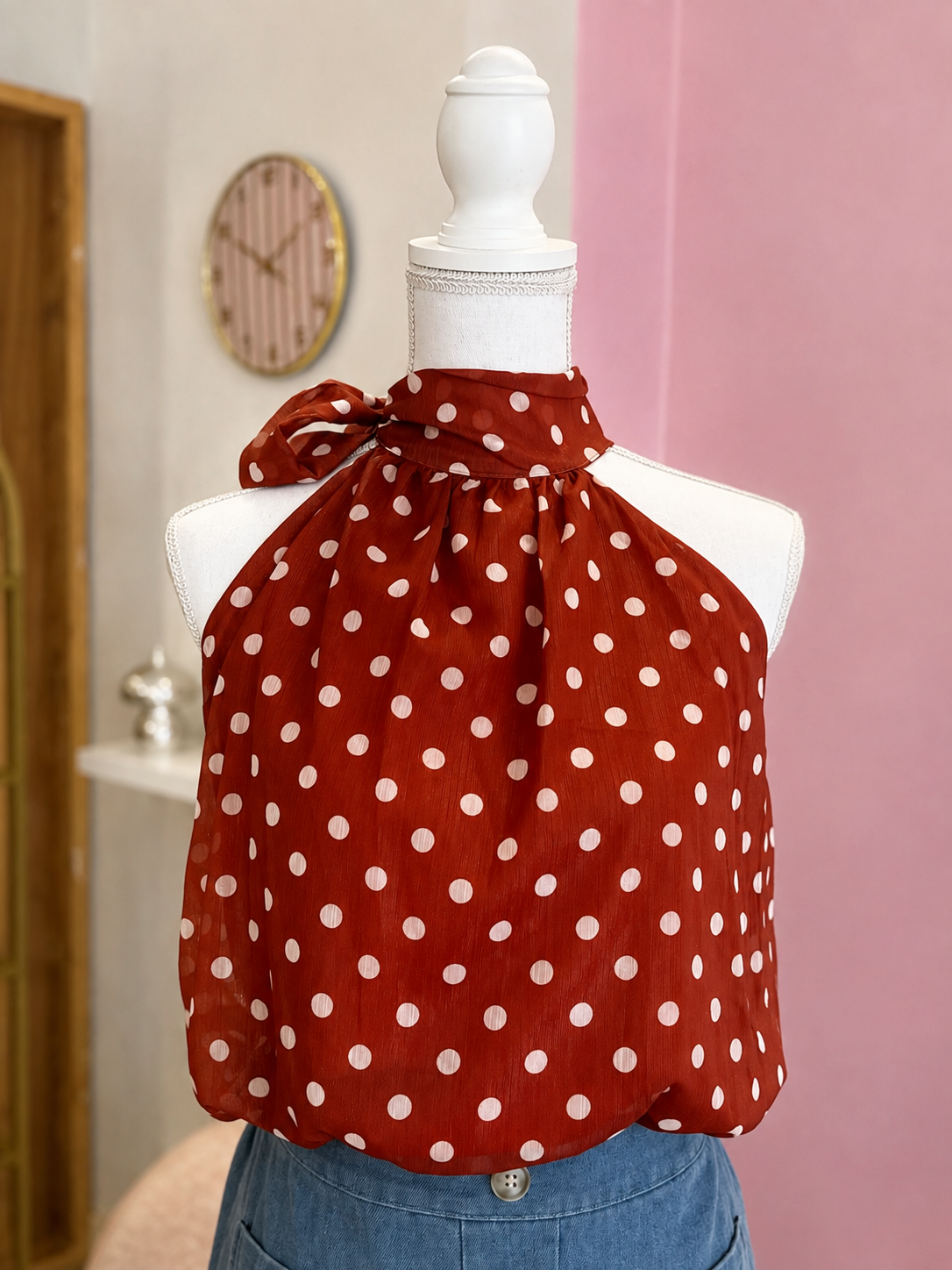 Haut rouge scintillant à pois