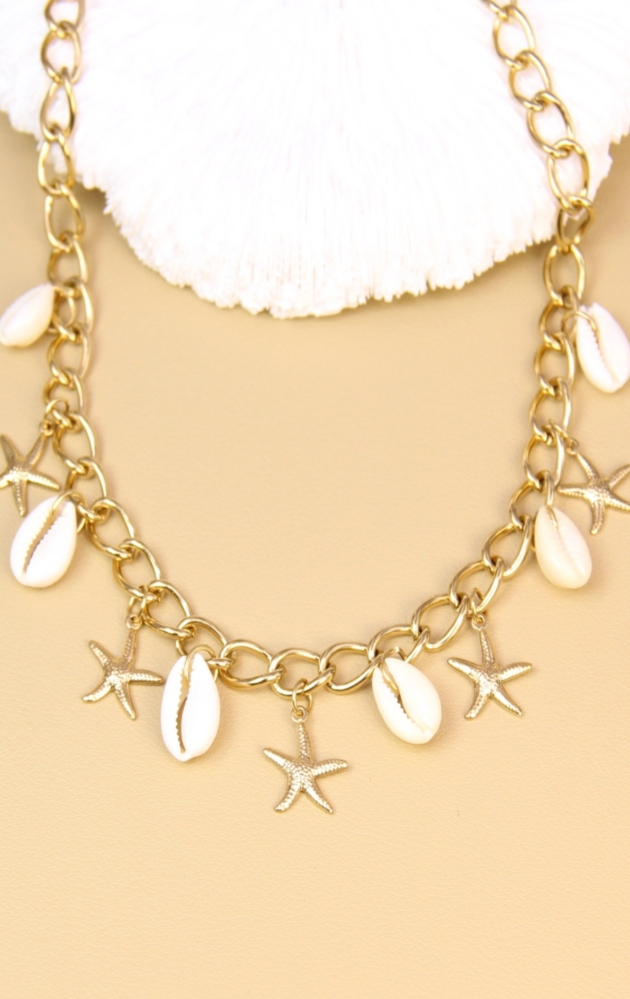 Collier doré coquillages et étoiles de mer