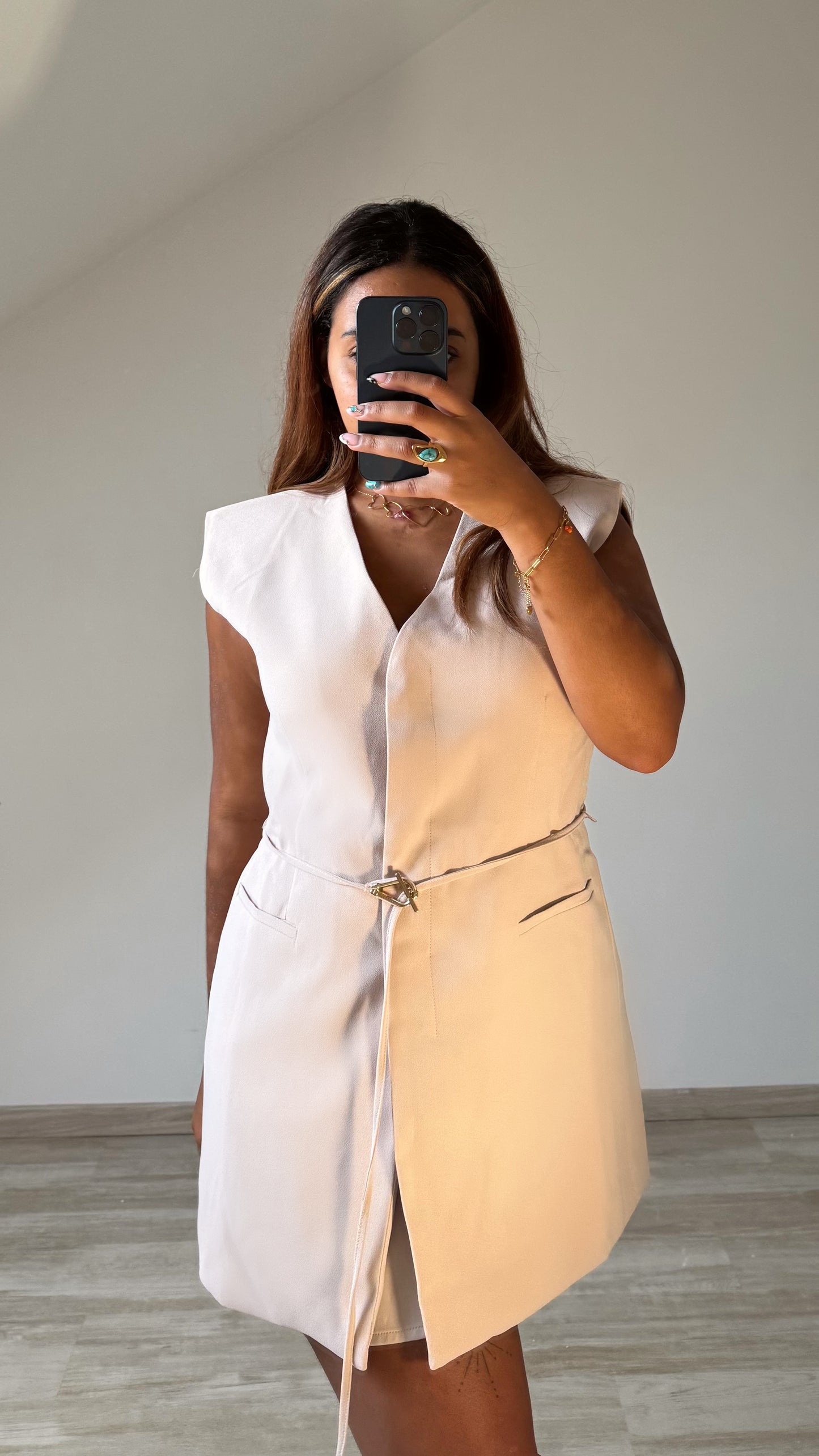 Haut beige ceinturé