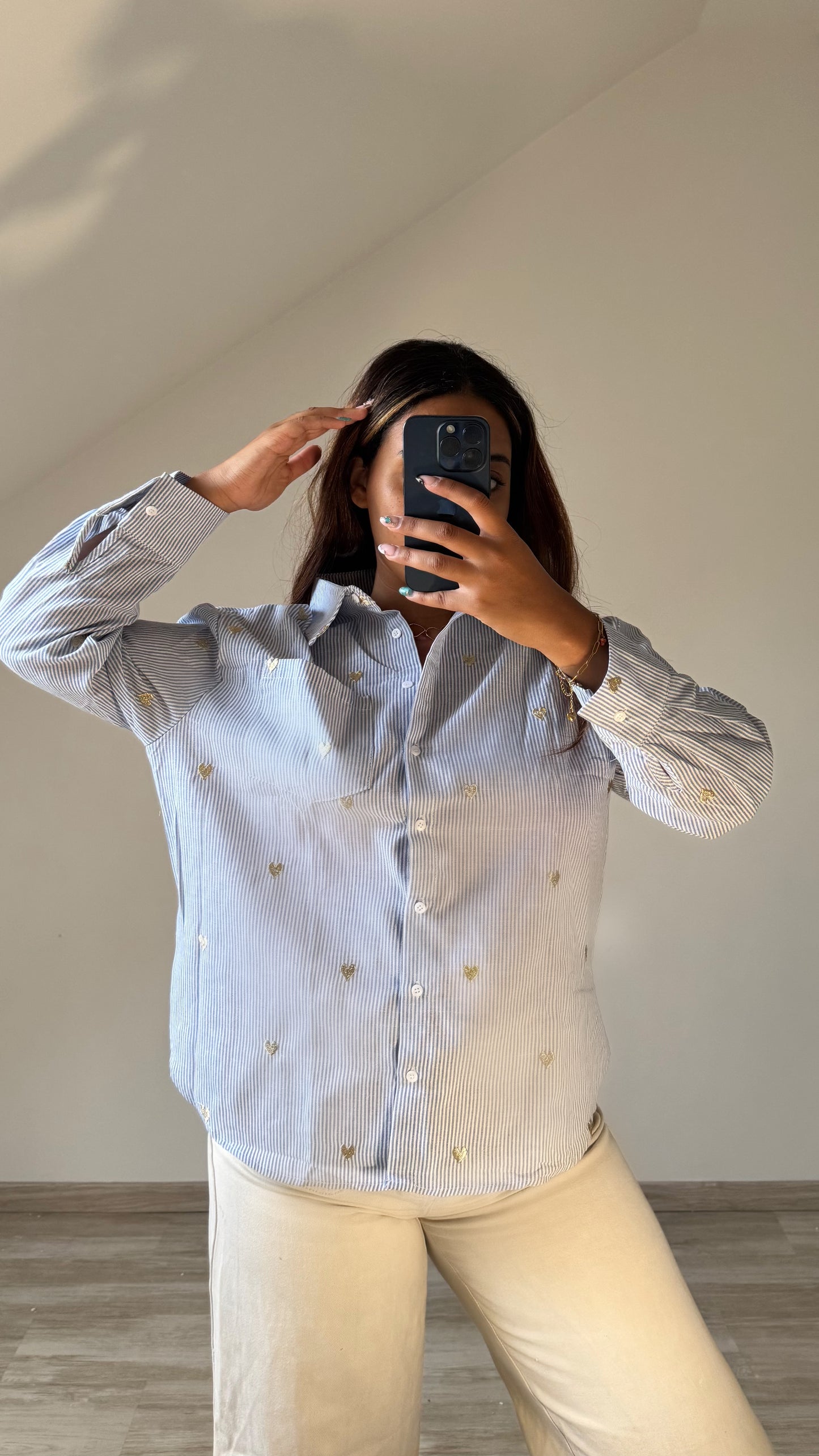 Chemisier bleu avec cœurs dorés