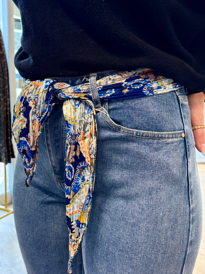 Jean avec foulard à la taille