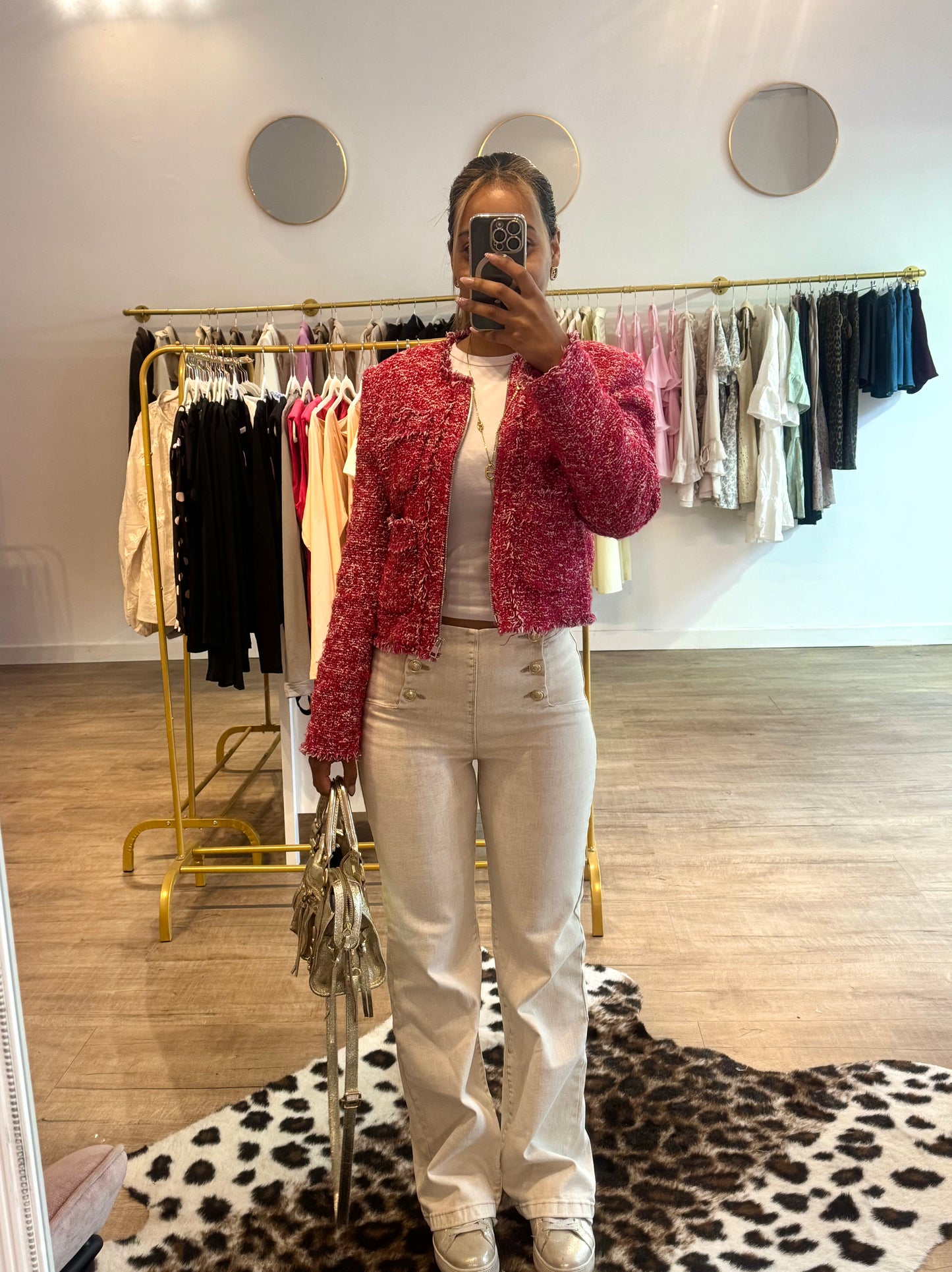 Jeans beige à boutons dorés