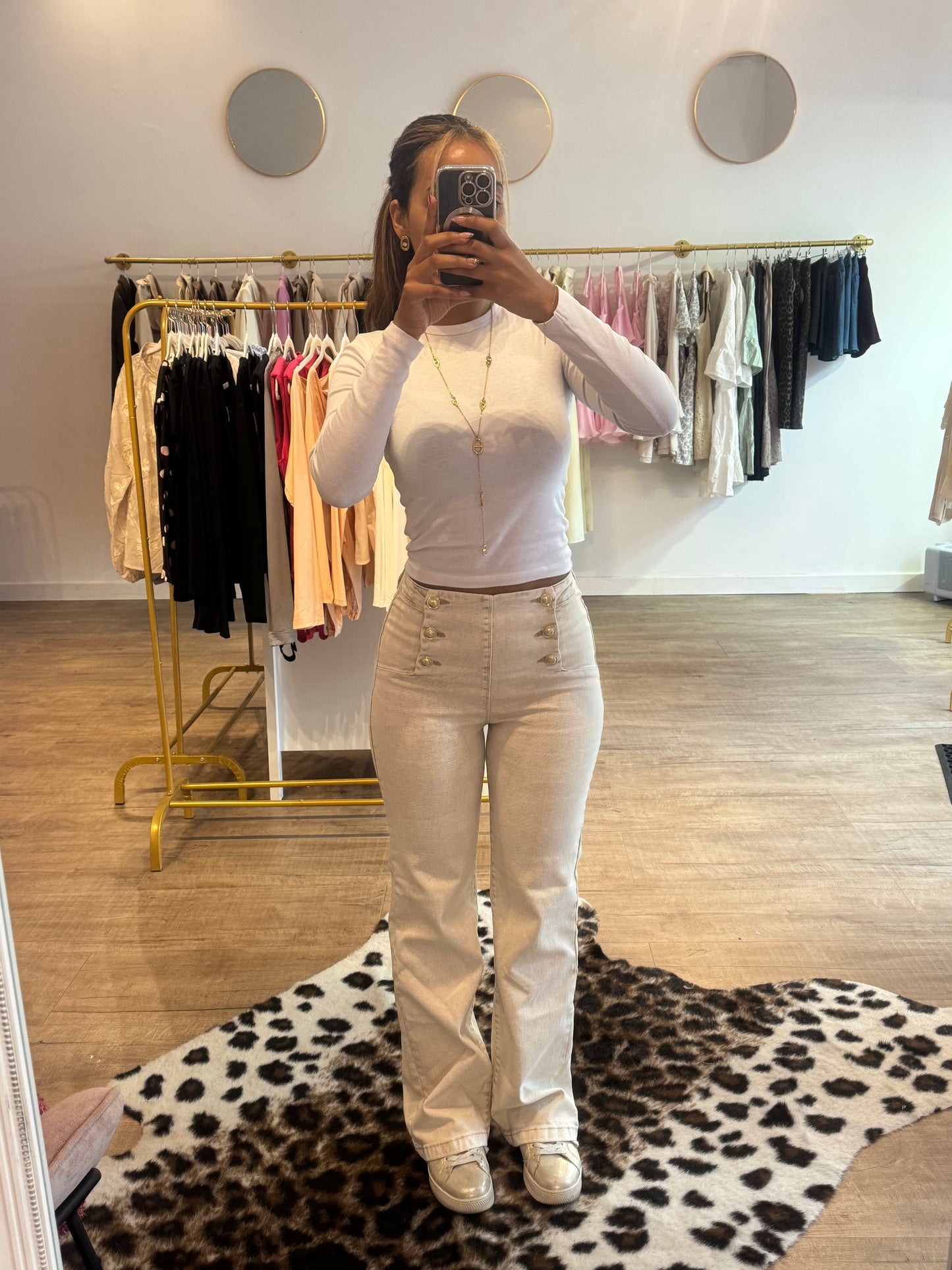 Jeans beige à boutons dorés