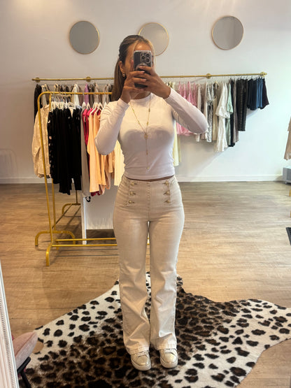 Jeans beige à boutons dorés