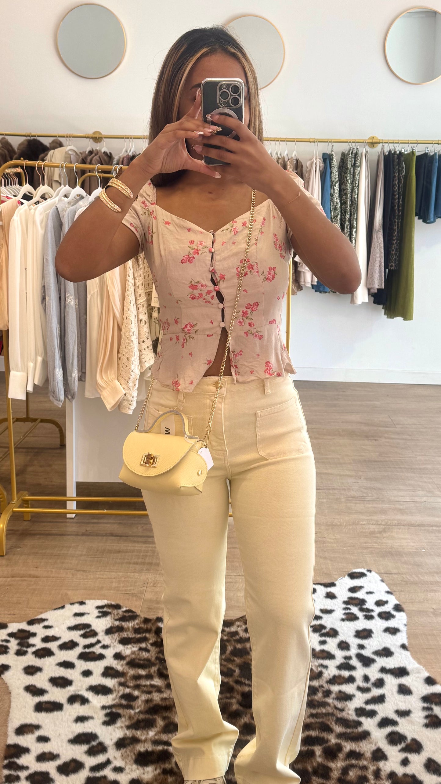 Jeans jaune à bouton doré