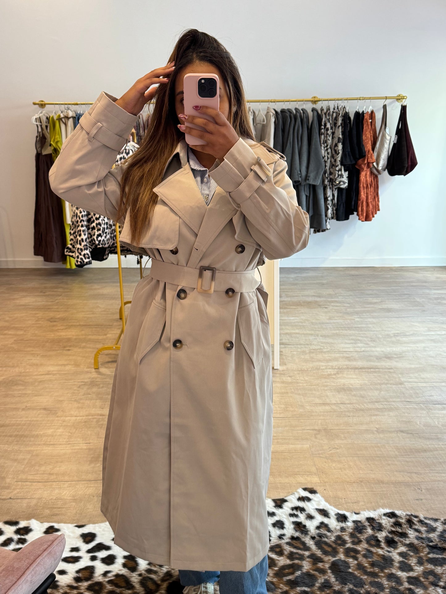 Trench long beige ceinturé