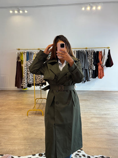 Trench long beige ceinturé vert