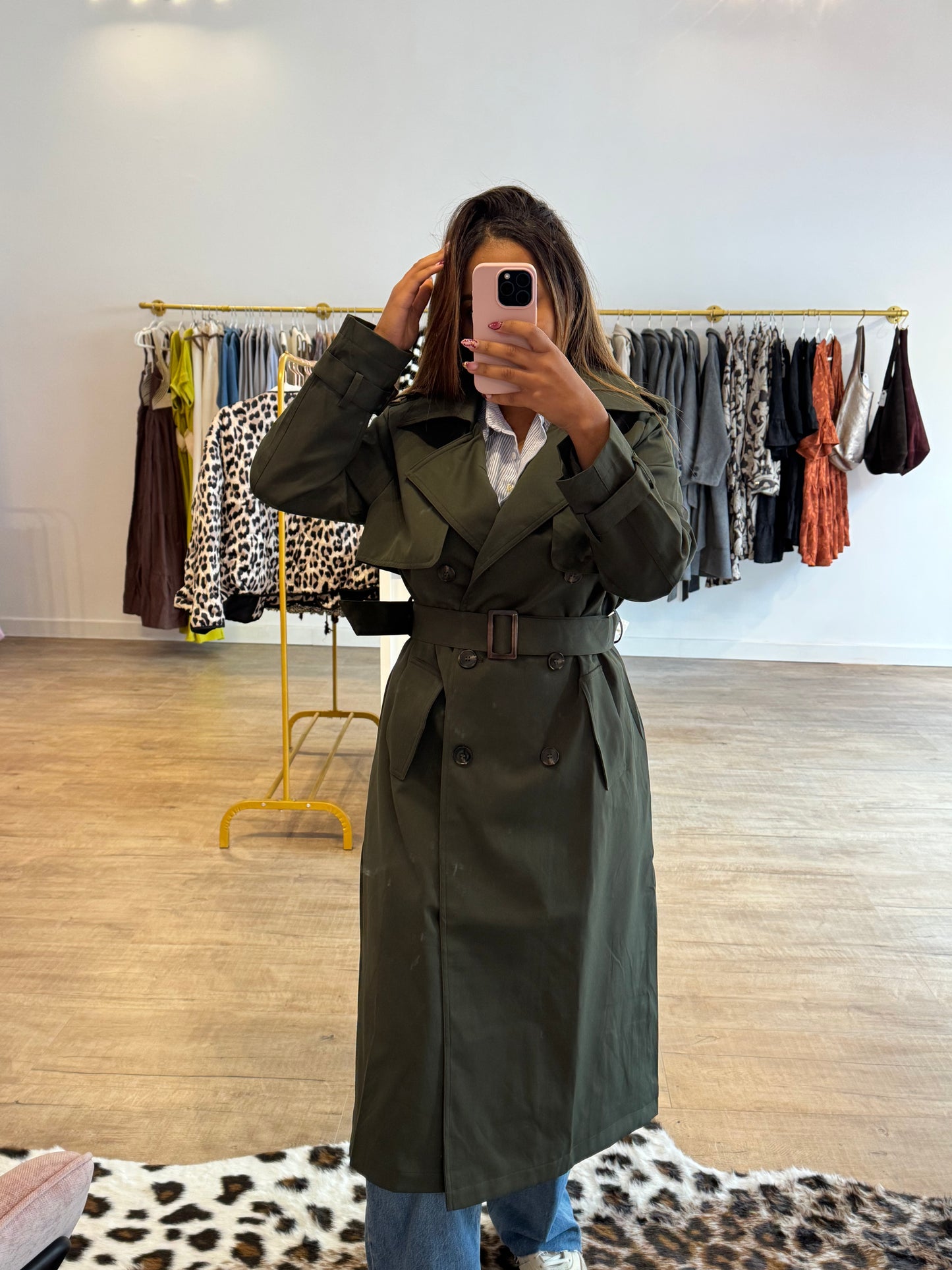 Trench long beige ceinturé vert