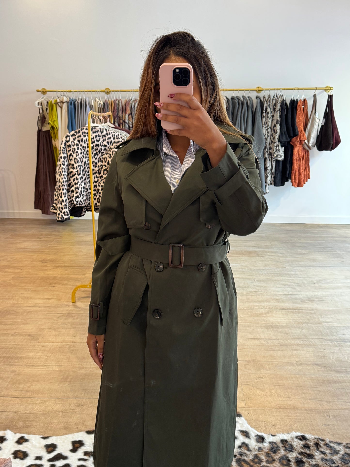 Trench long beige ceinturé vert