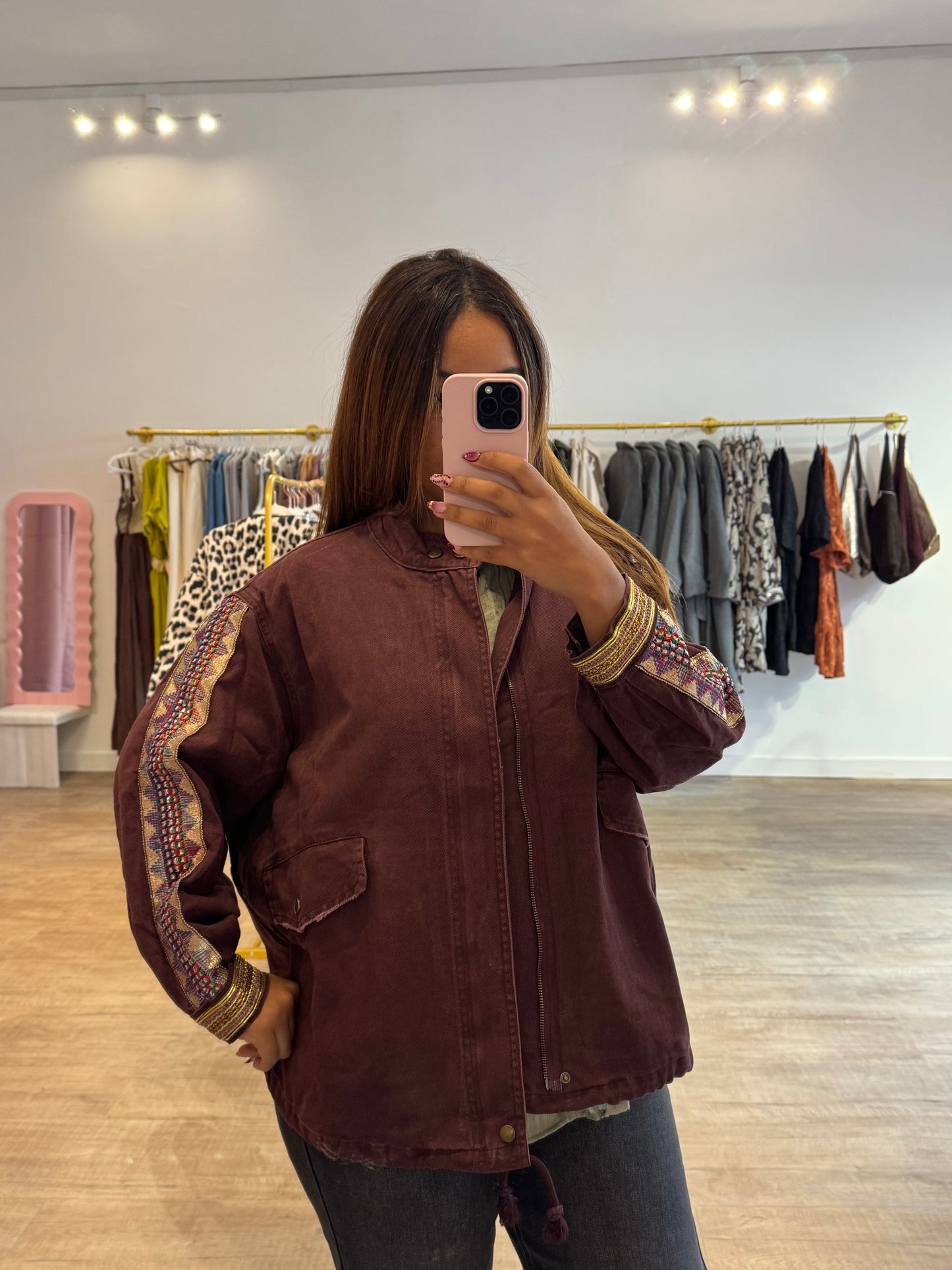 Veste effet jean bordeaux – Détails dorés & taille ajustable