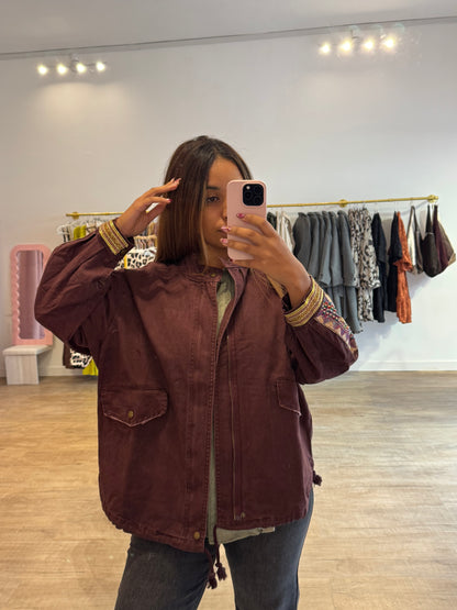Veste effet jean bordeaux – Détails dorés & taille ajustable