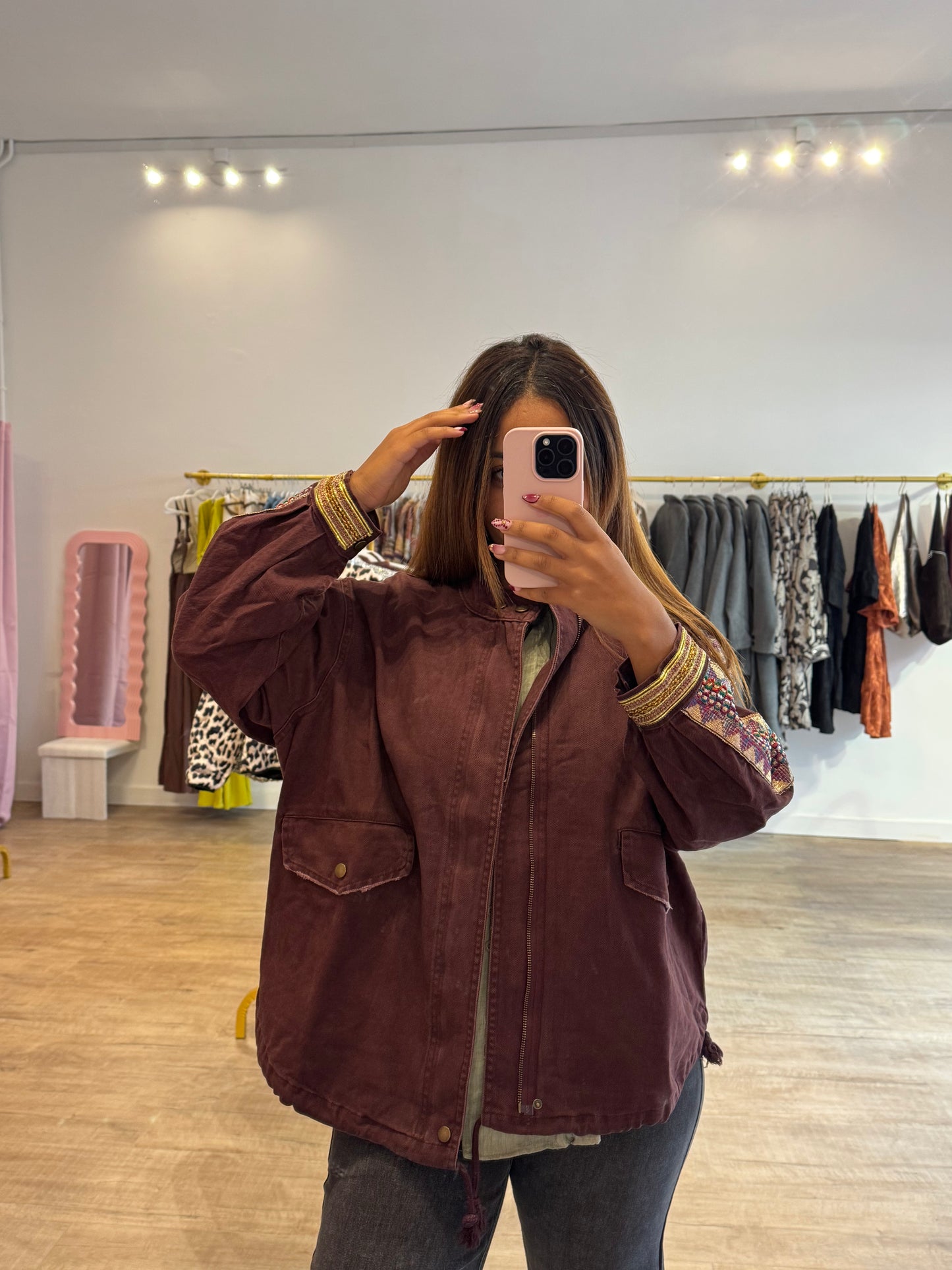 Veste effet jean bordeaux – Détails dorés & taille ajustable