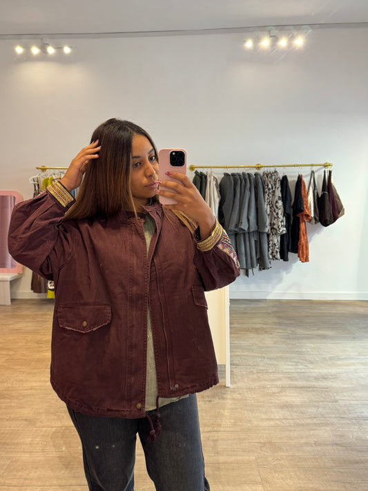Veste effet jean bordeaux – Détails dorés & taille ajustable