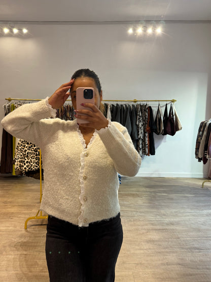 Gilet crème à boutons dorés et dentelle