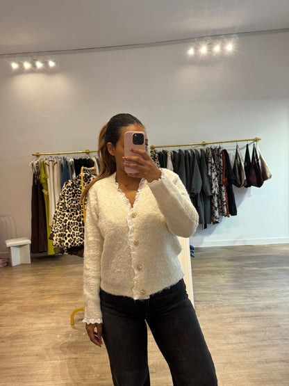 Gilet crème à boutons dorés et dentelle