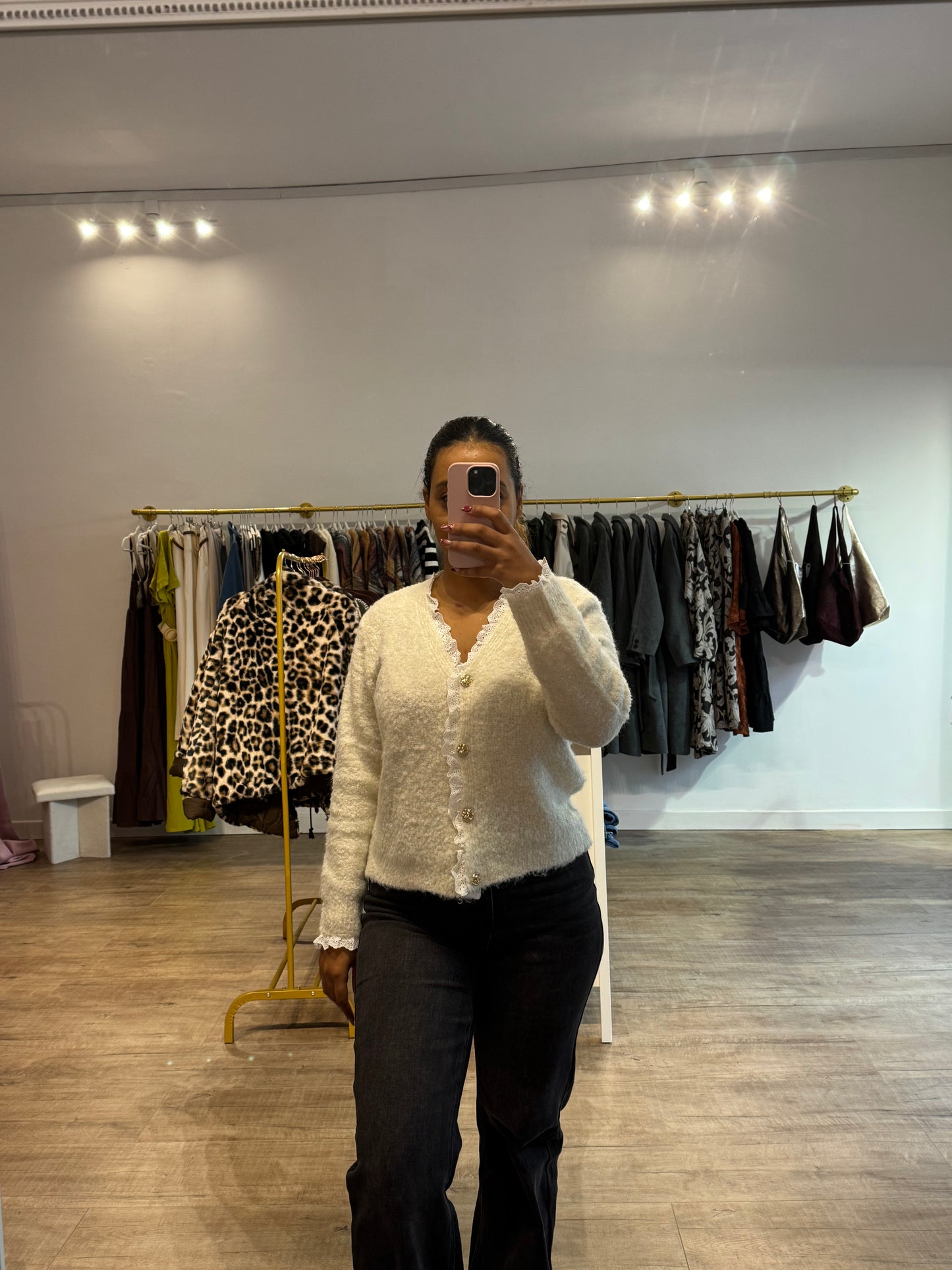 Gilet crème à boutons dorés et dentelle