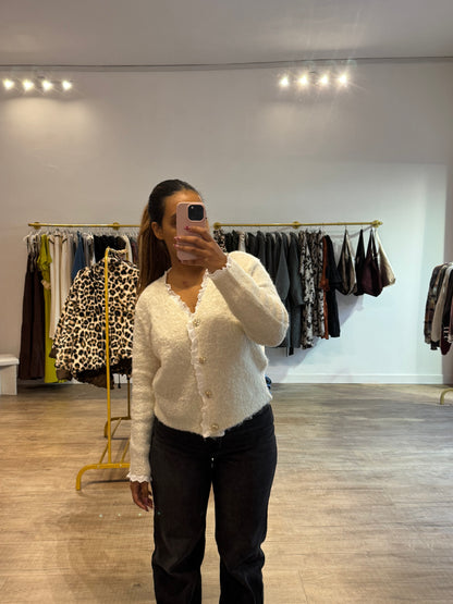 Gilet crème à boutons dorés et dentelle