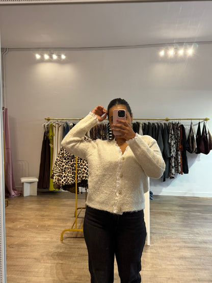 Gilet crème à boutons dorés et dentelle