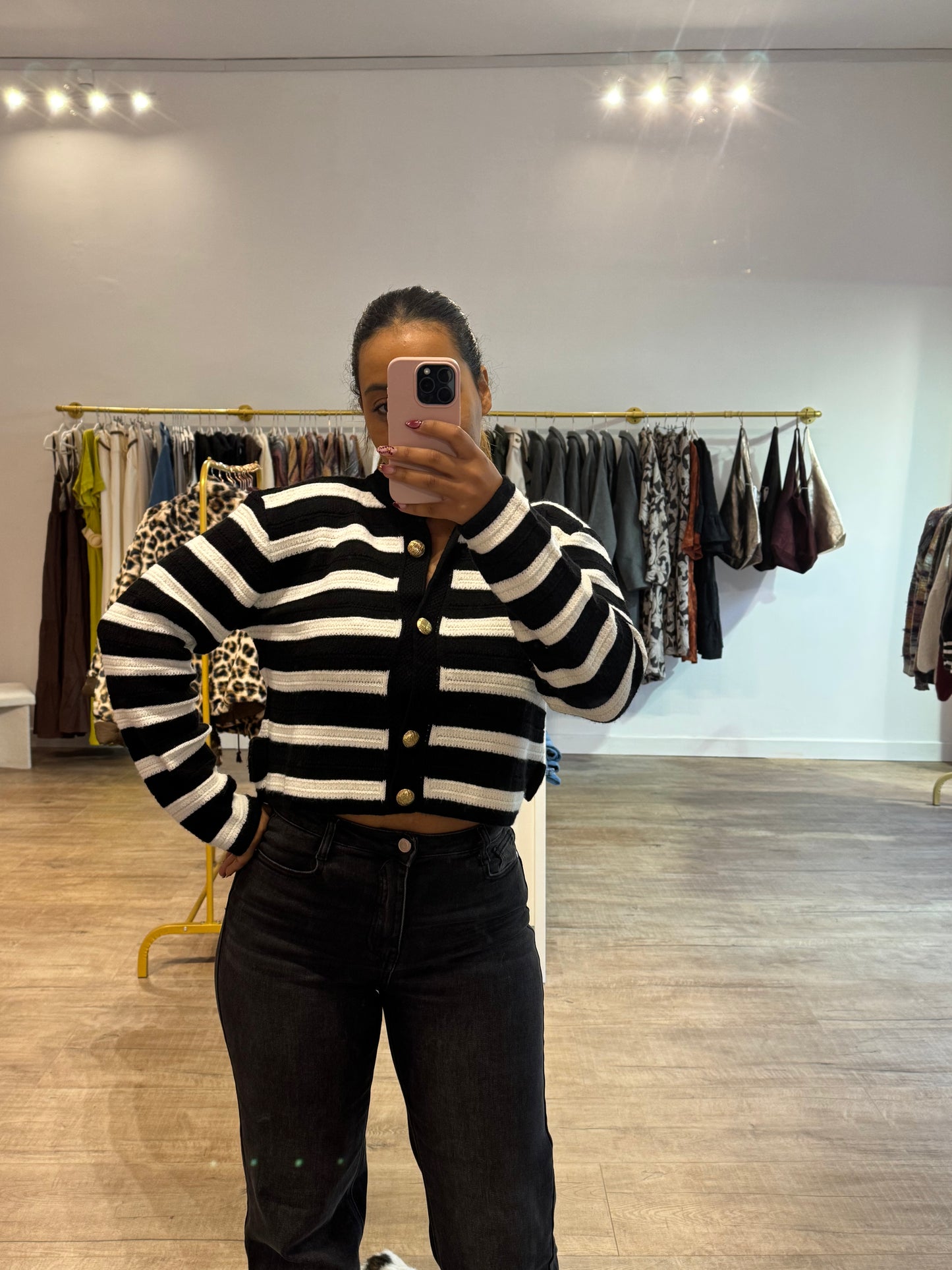 Gilet noir et blanc à rayures et boutons dorés