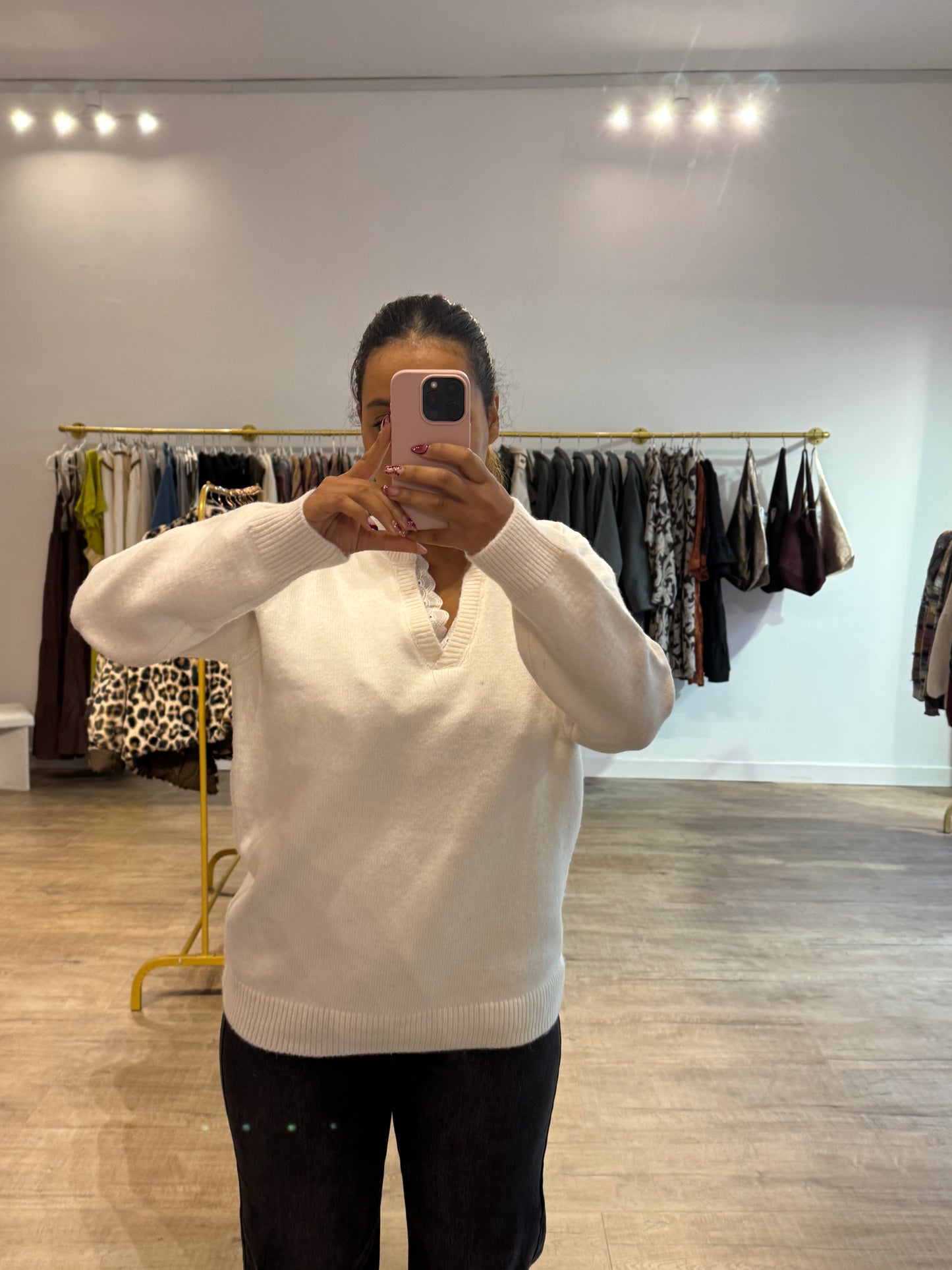 Pull blanc à col en dentelle