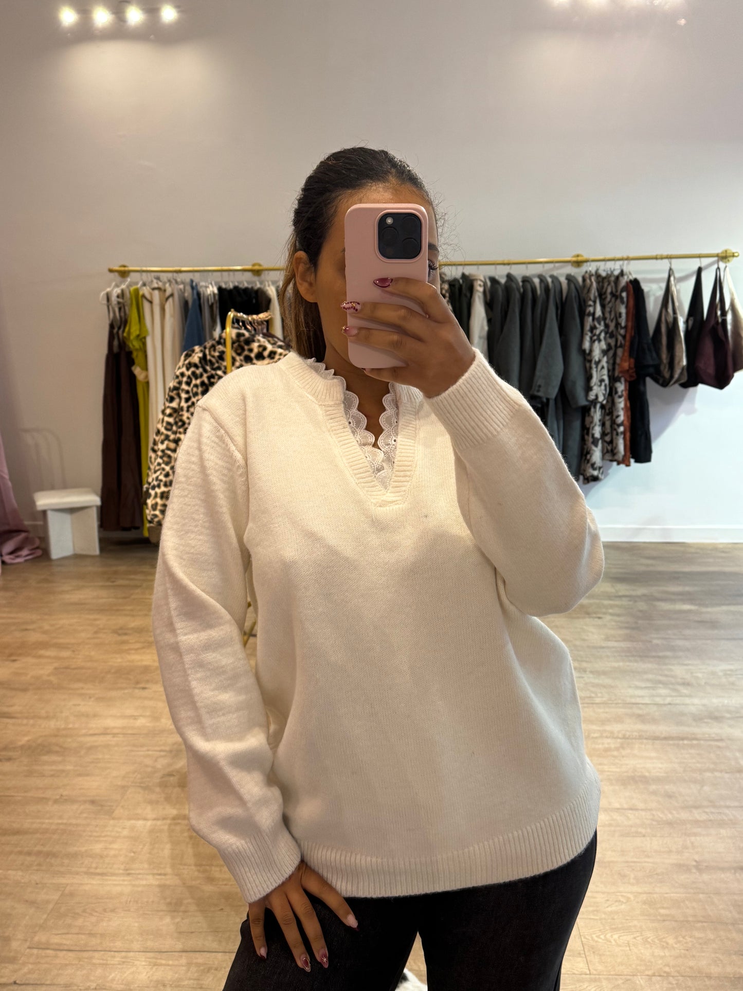 Pull blanc à col en dentelle