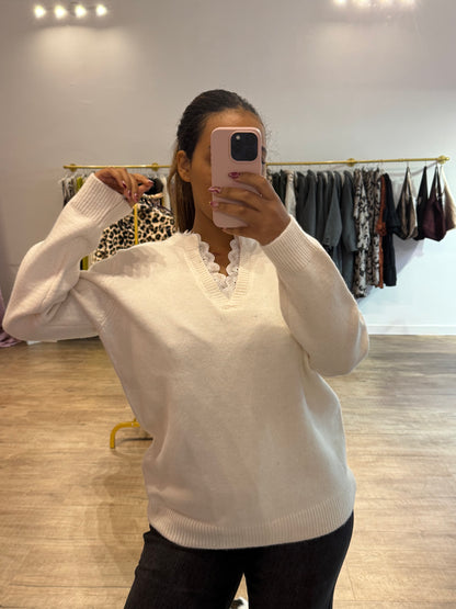 Pull blanc à col en dentelle