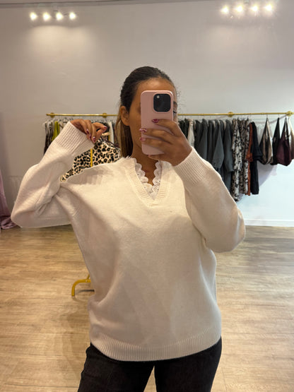 Pull blanc à col en dentelle