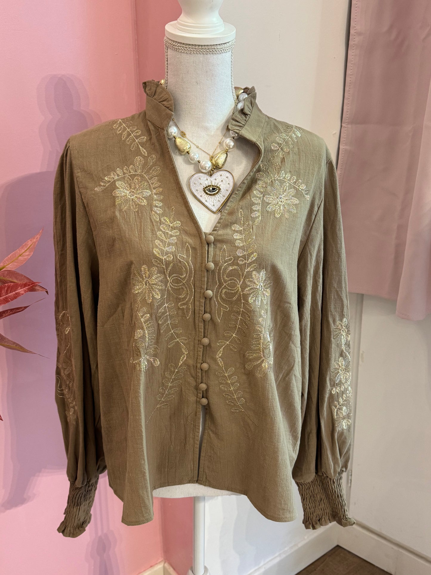 Chemisier avec broderies dorées