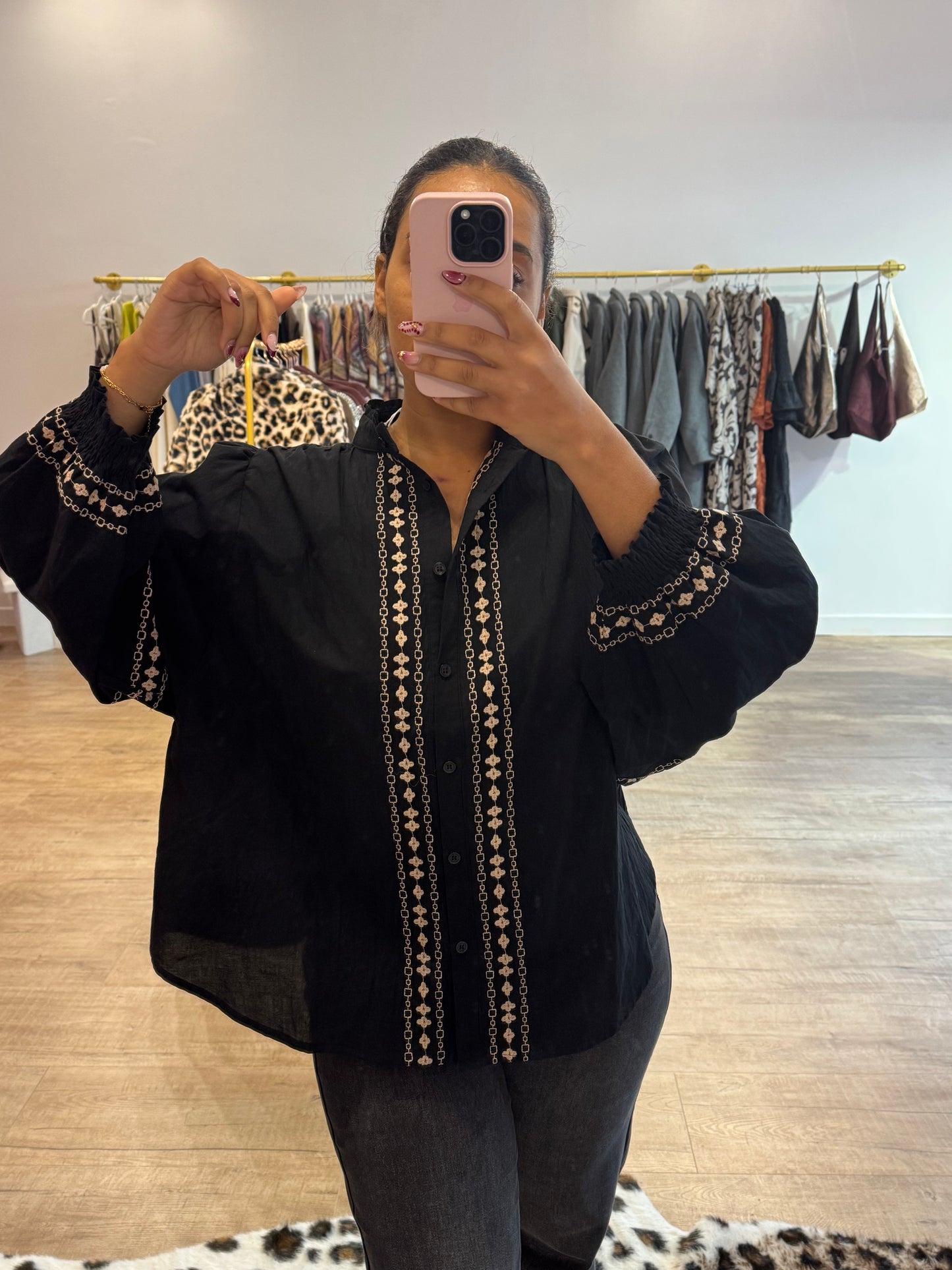 Chemisier noir bohème à motif