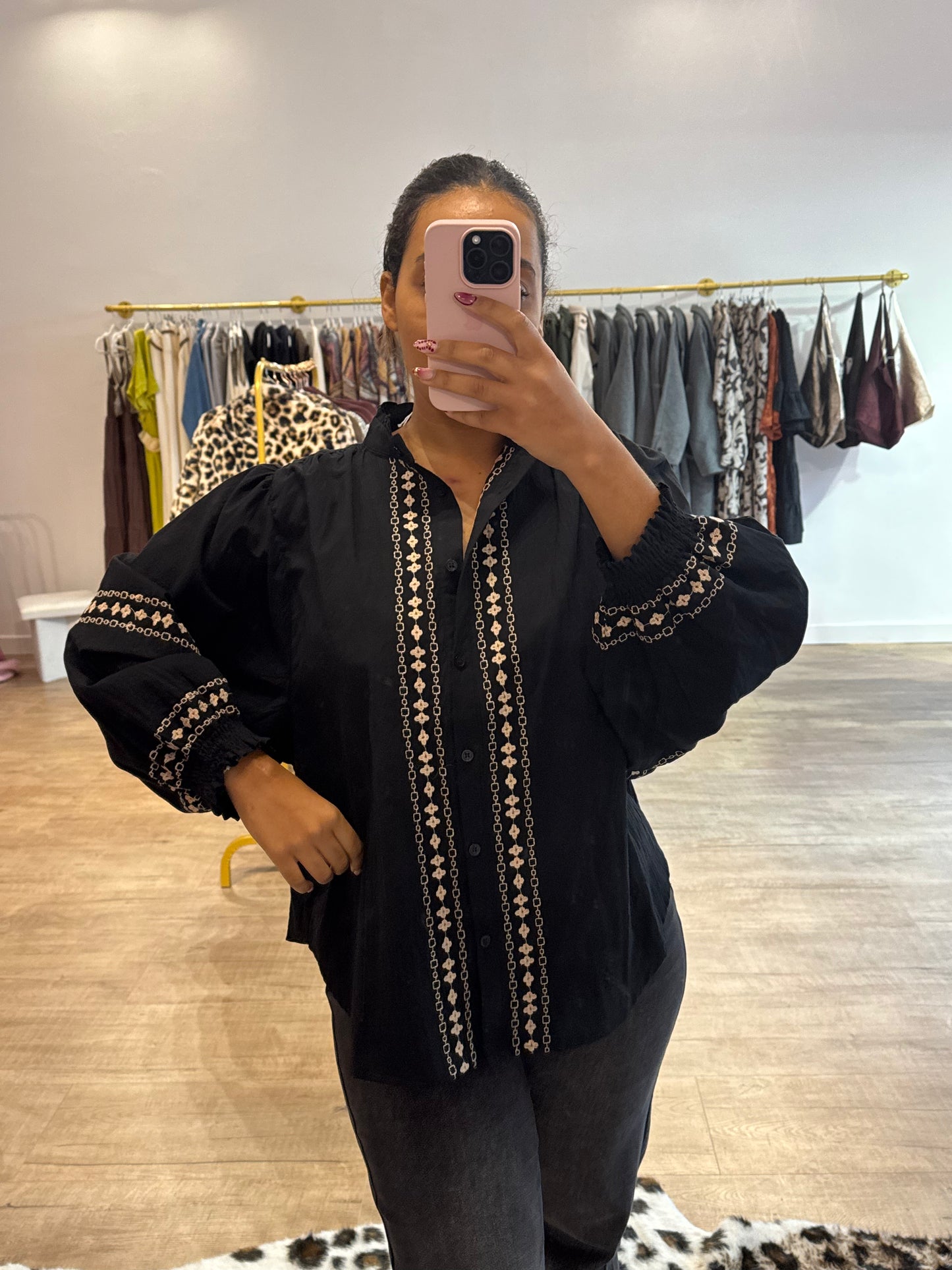 Chemisier noir bohème à motif