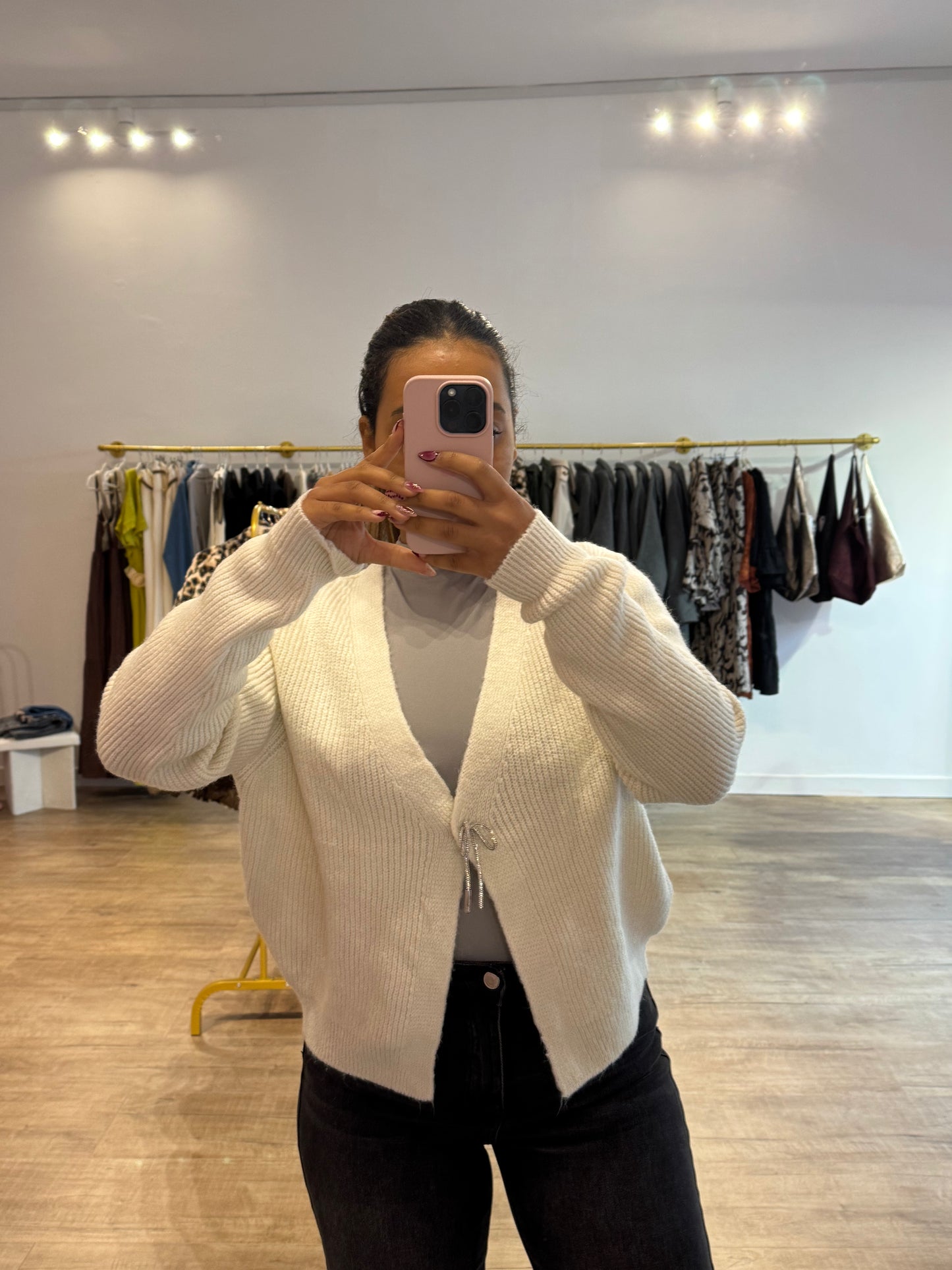 Gilet blanc avec détail nœud argenté