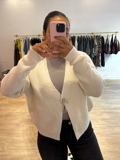 Gilet blanc avec détail nœud argenté