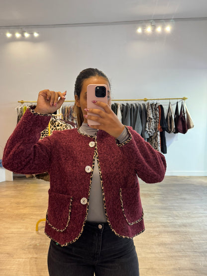 Veste fine bordeaux à boutons dorés et détails léopard