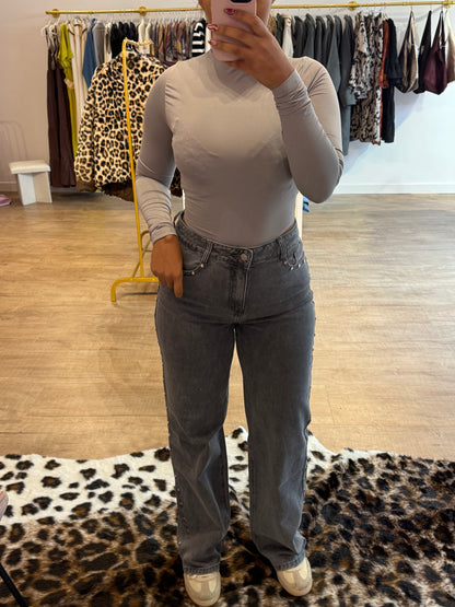 Jean gris avec clous décoratifs