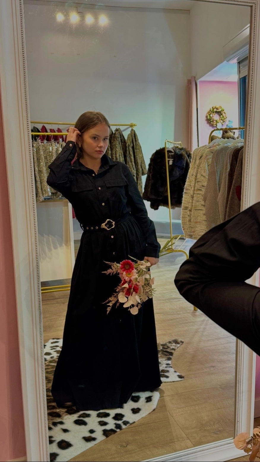 Robe Longue Noire – Boutons Dorés & Ceinture