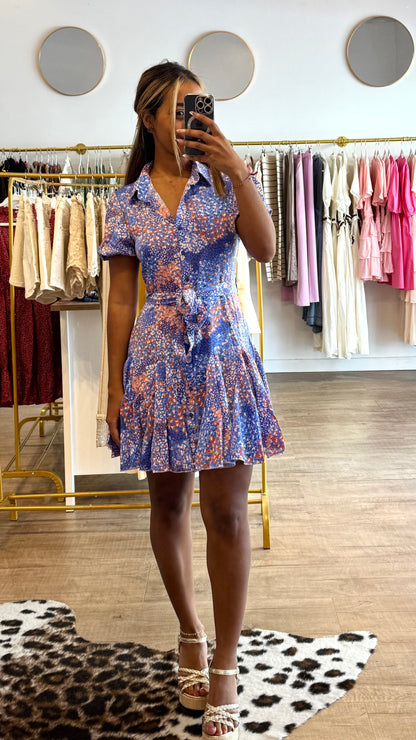 Robe bleue avec ceinture