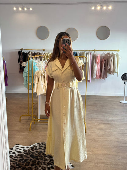 Robe jaune détails dorés