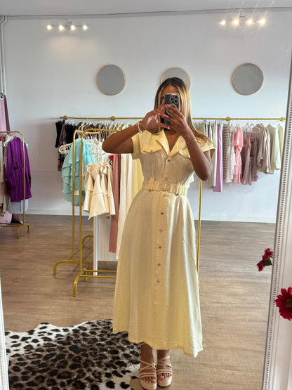 Robe jaune détails dorés