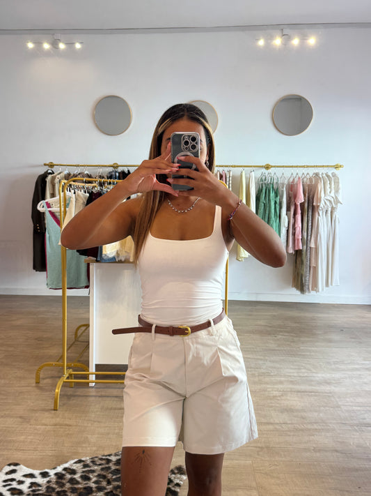 Bermuda crème avec ceinture marron à boucle dorée