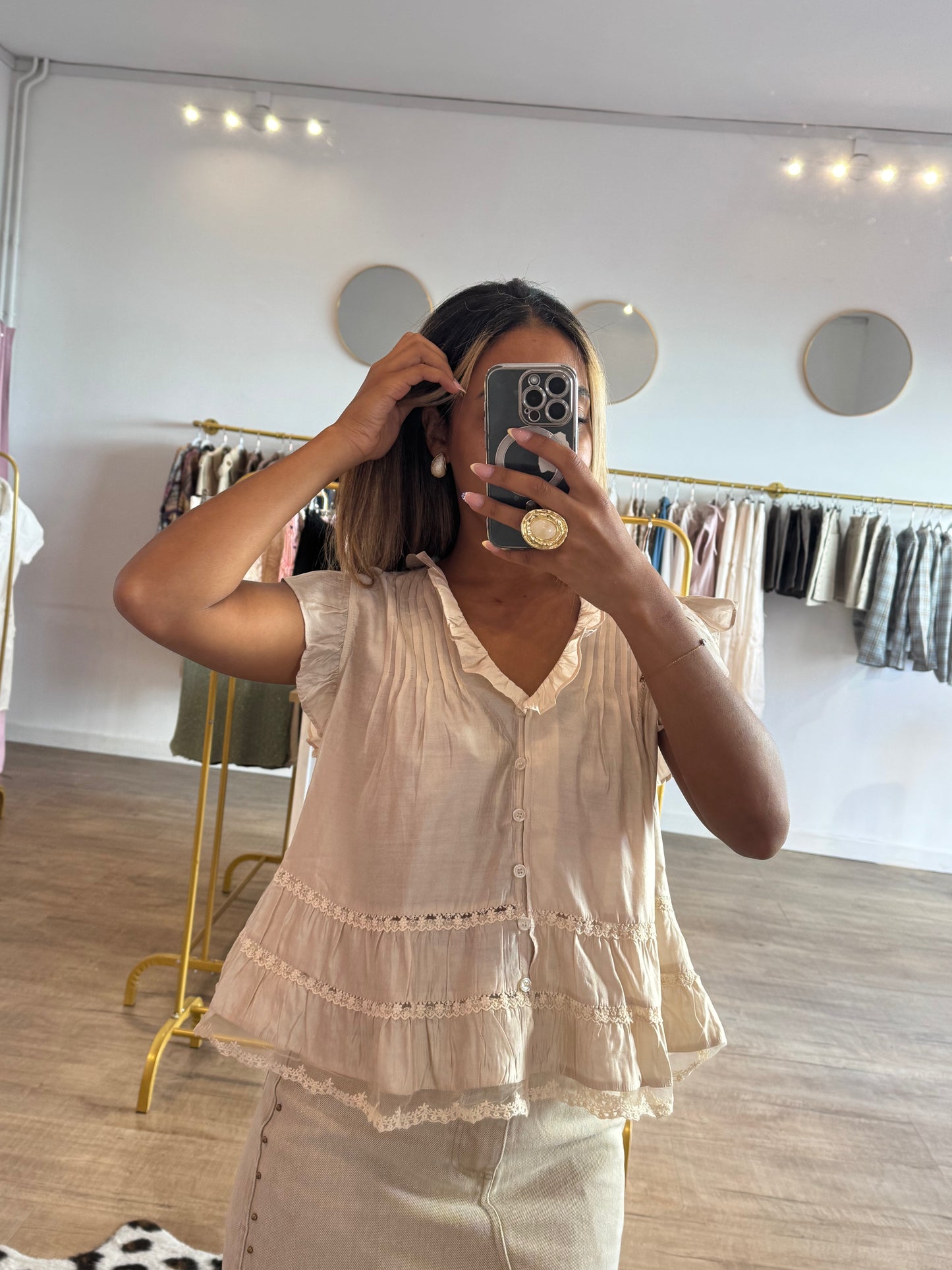 Blouse Beige Satinée à Détails Dentelle Floral