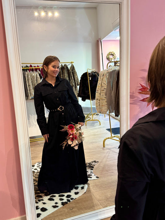 Robe Longue Noire – Boutons Dorés & Ceinture